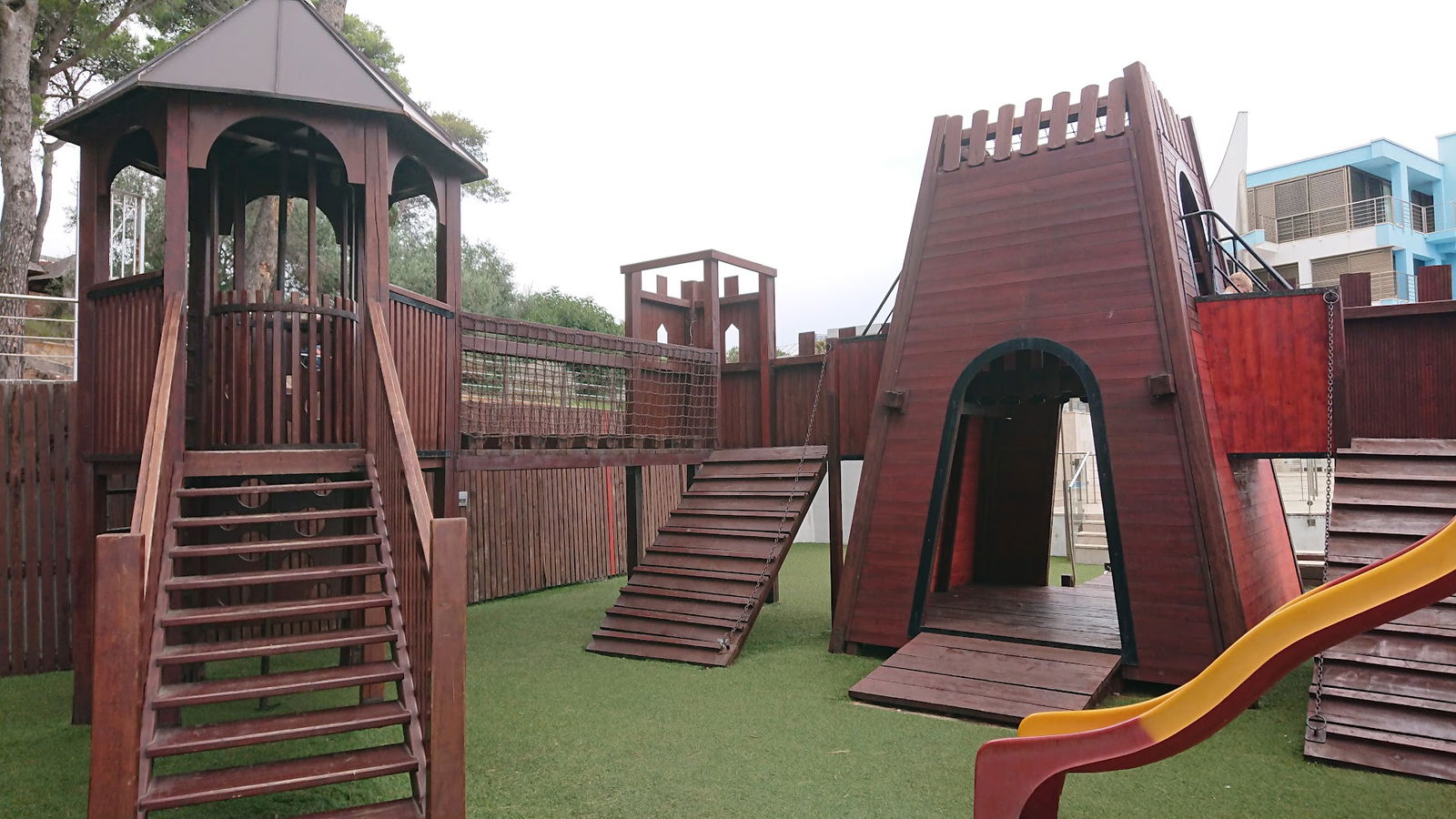 Igralište s viteškim dvorcem