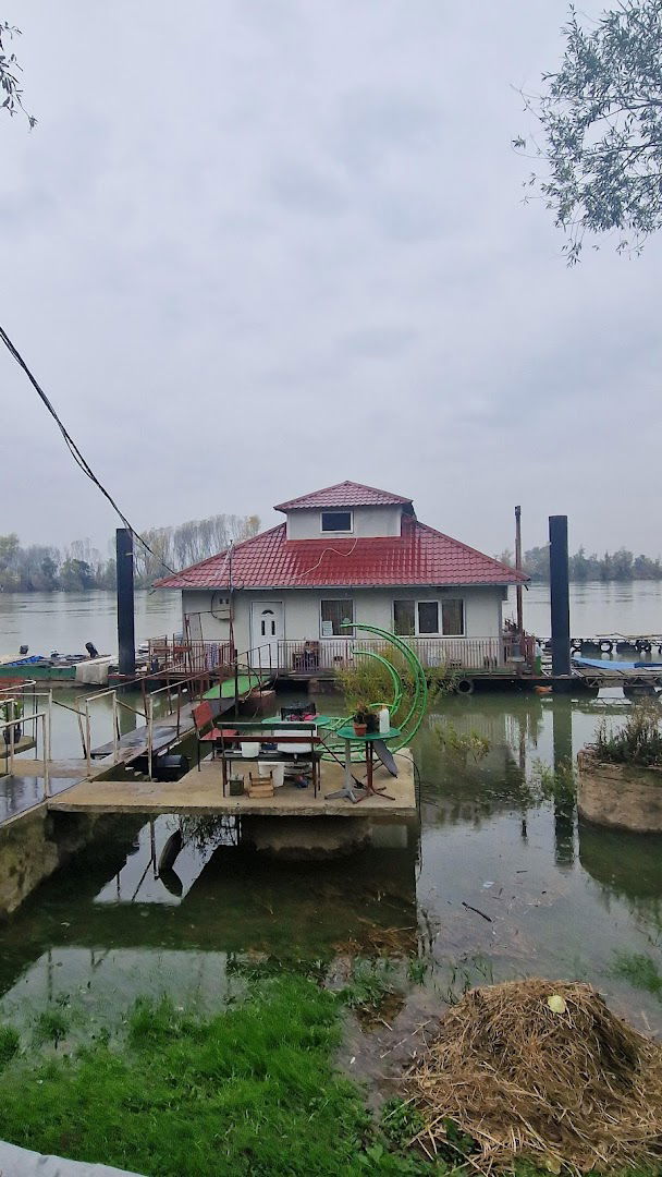 Splav "Šešir naš"