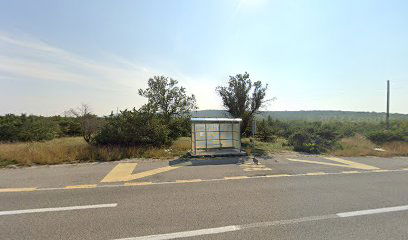 Autobusna stanica u Pakovu Selu kod skretanja za Biliće jug