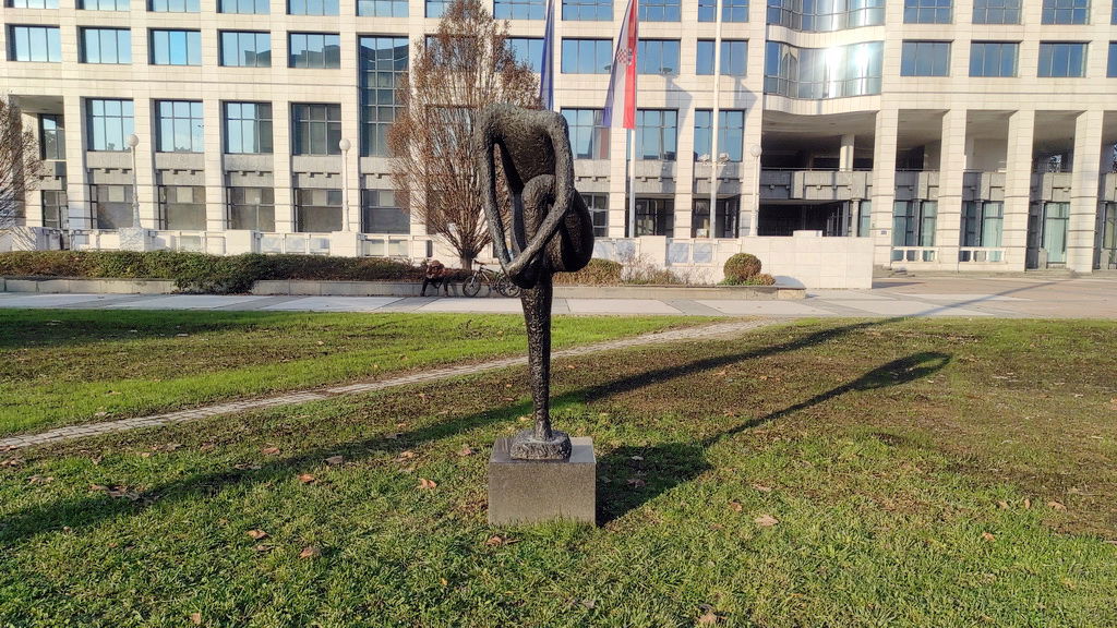 Kupač pod tušem (1956.) Ivana Kožarića