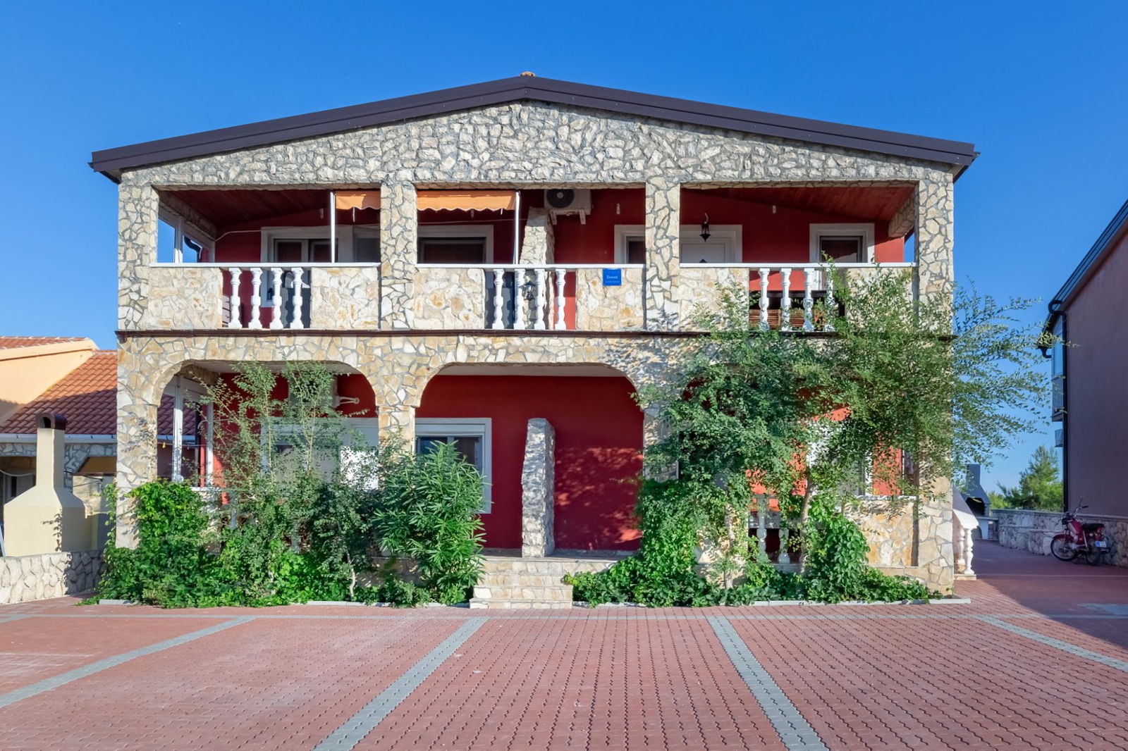 Zsanett apartmanház