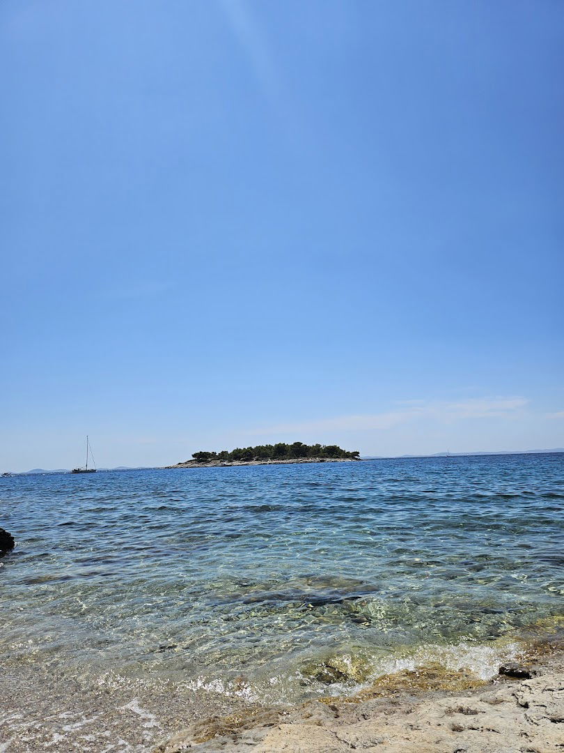 Plaža Tužbina, Betina