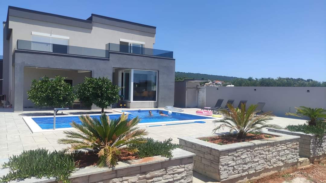 Wheelchair-Friendly Oasis with Pool near Zadar