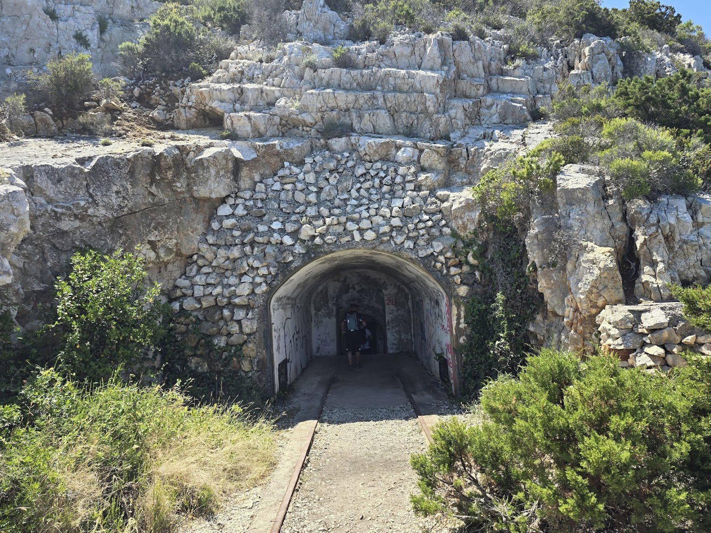 Raketna baza JNA ispred skloništa za podmornicu