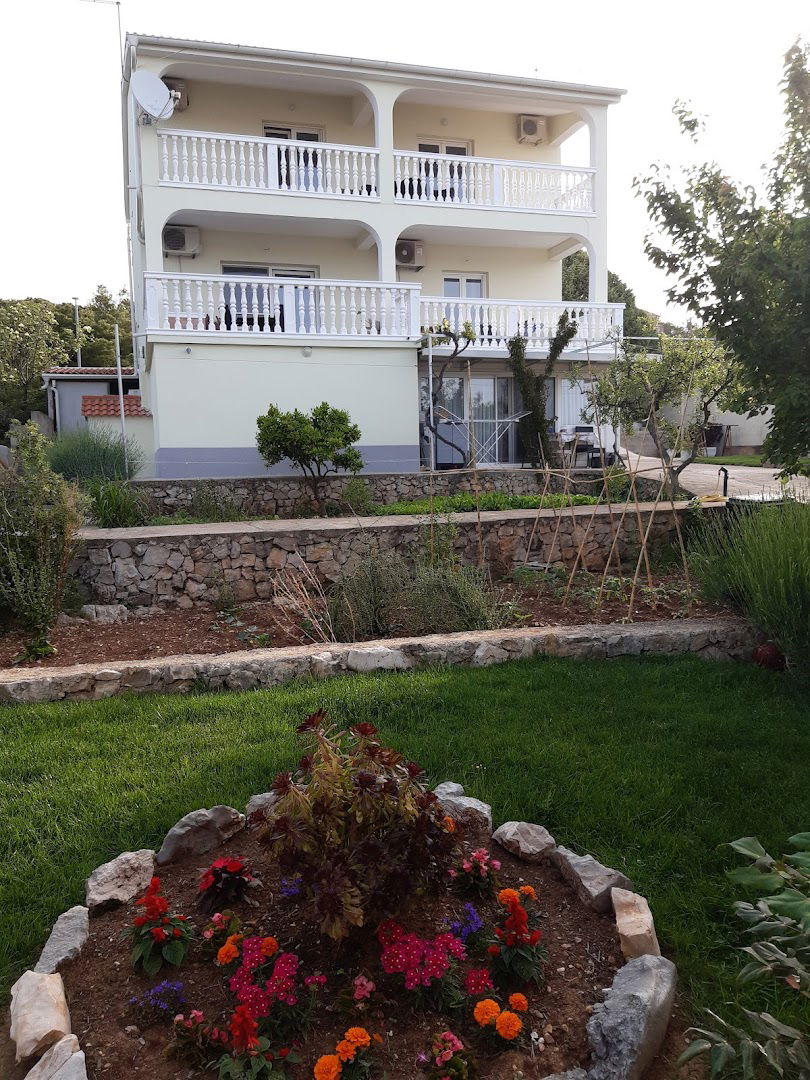 Apartmani stela- jezera-murter