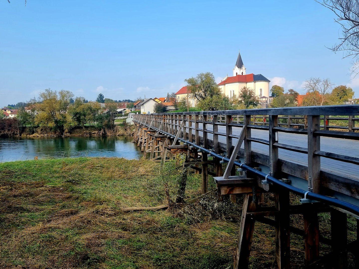 Leseni most čez Krko