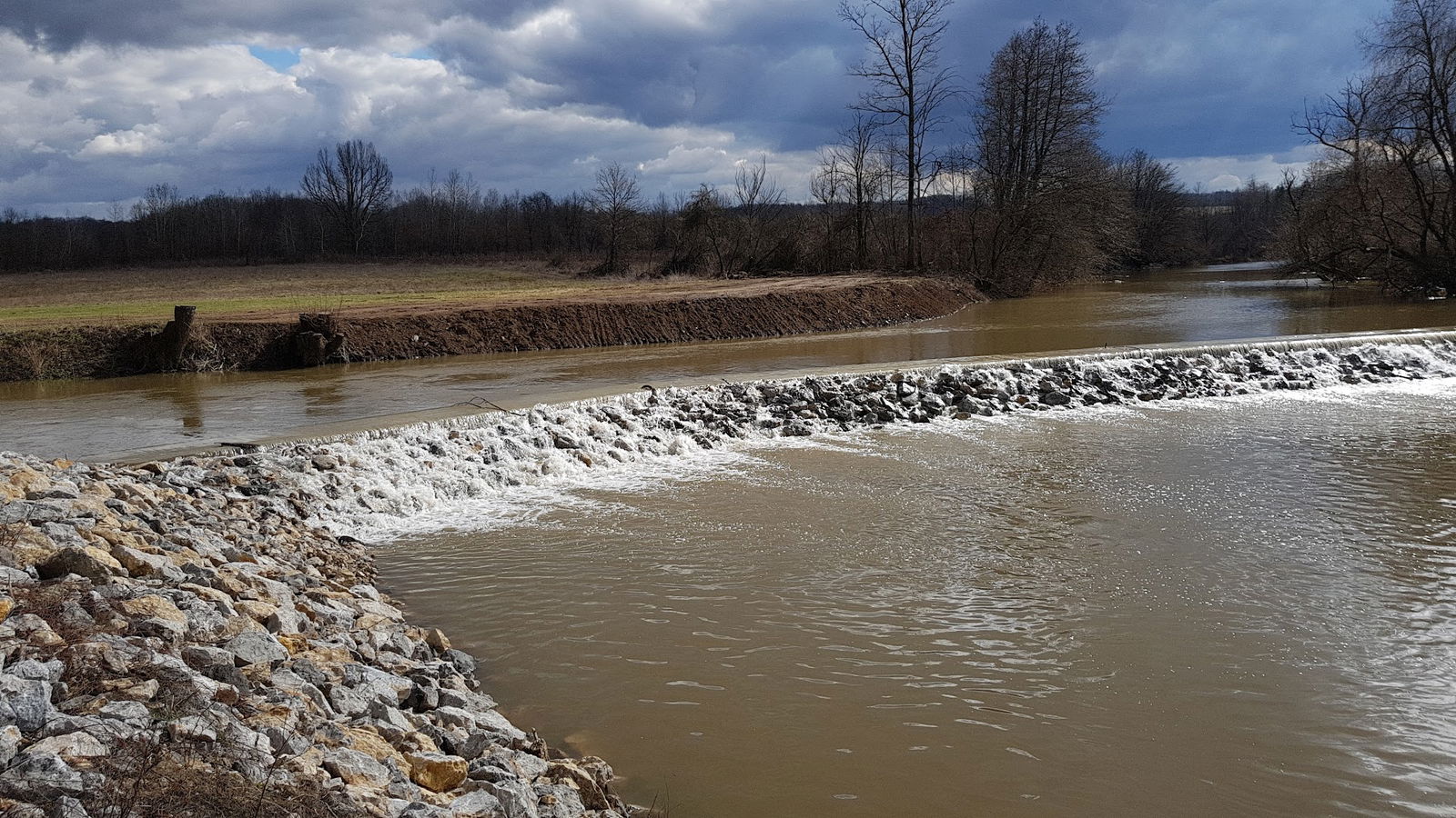 Kamena brana na rijeci Glini