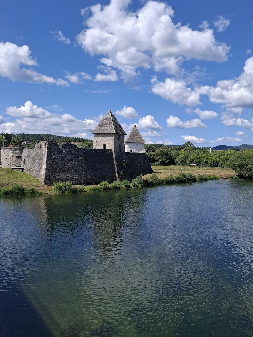 Pogled na dvorac stari grad Zrinski