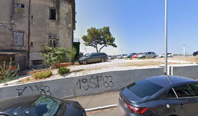 Love lock fence (Ograda s ljubavnim lokotima)