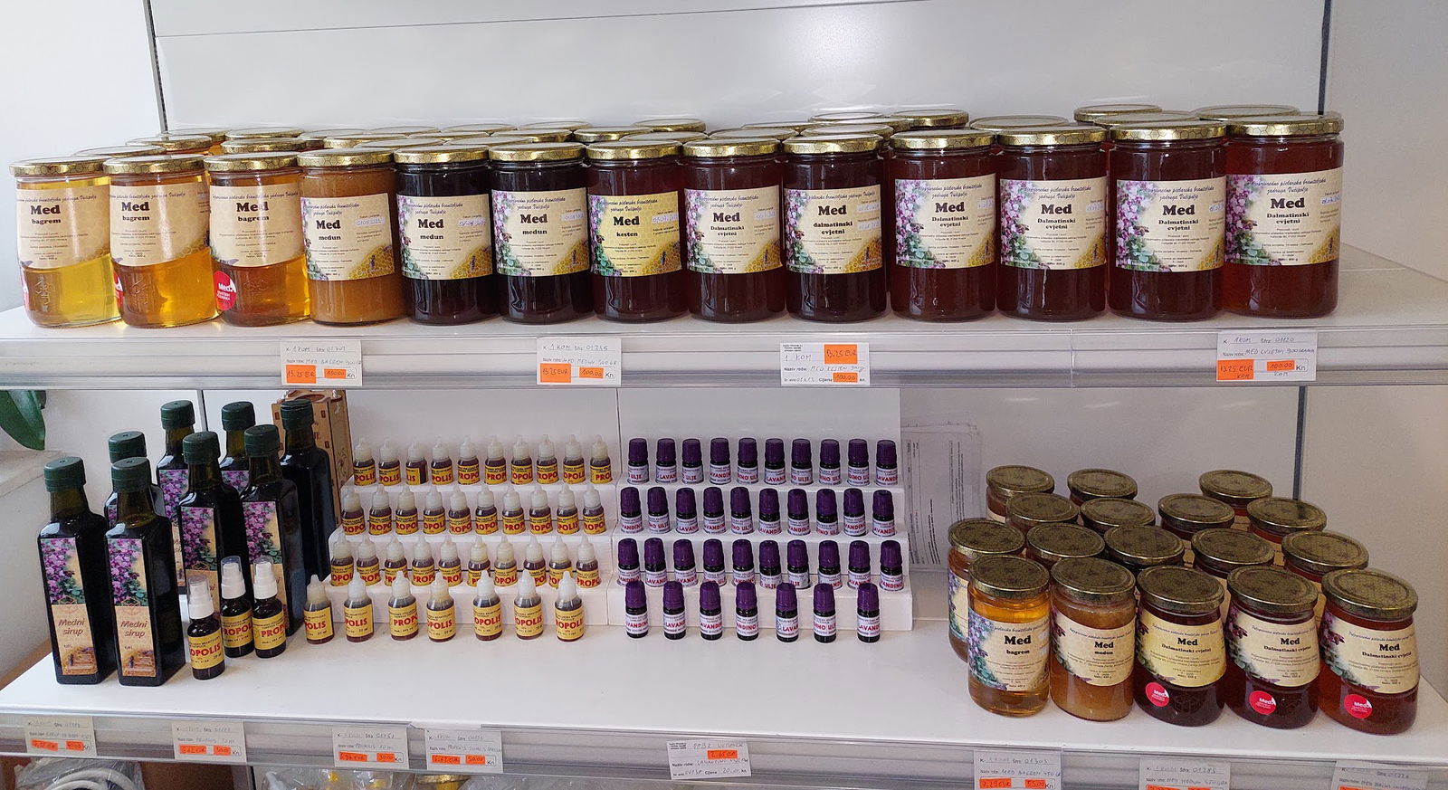 POLJOPRIVREDNO PČELARSKA BRANITELJSKA ZADRUGA VUČIPOLJE