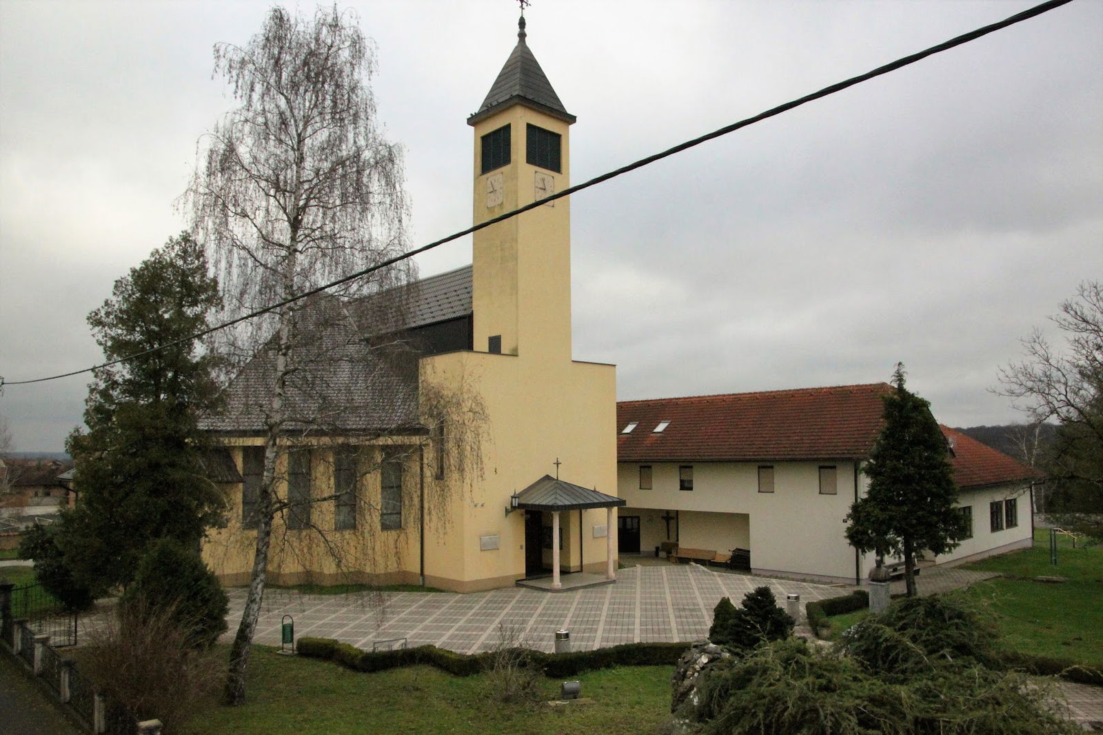 Župa Sv. Antuna Padovanskog i BDM Kraljice mučenika, Samostan Kćeri Srca Isusova