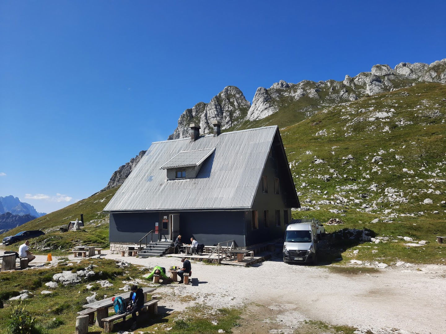 Koča na Mangrtskem sedlu (1906 m)