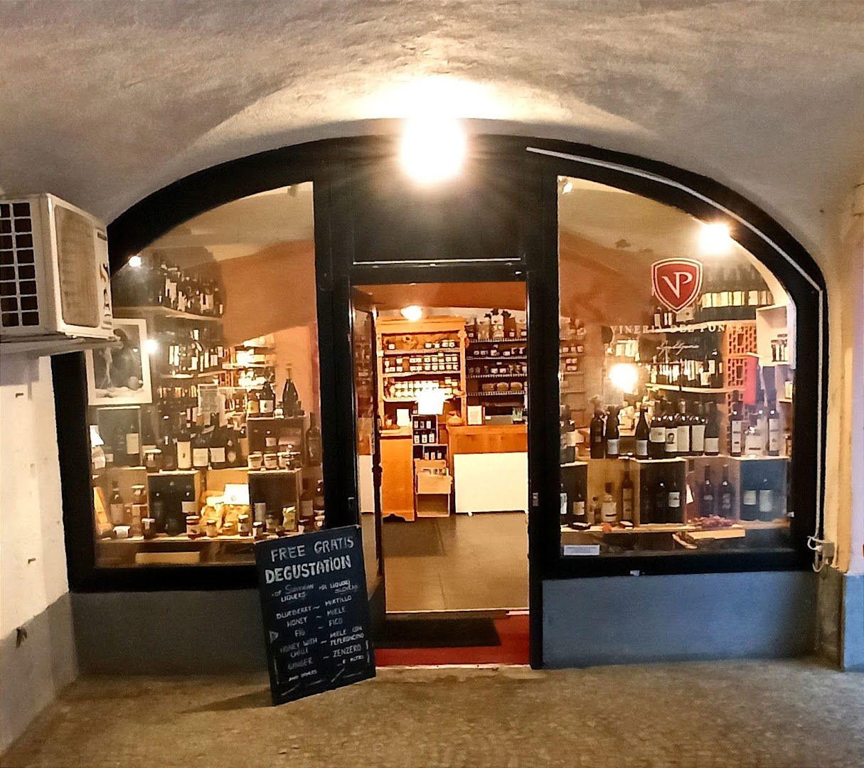 Vineria del Ponte - wine shop with a wide variety of labels from Slovenia