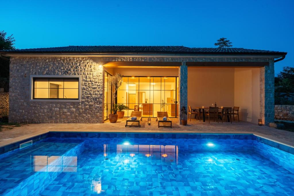 Three Little Birds Garden House