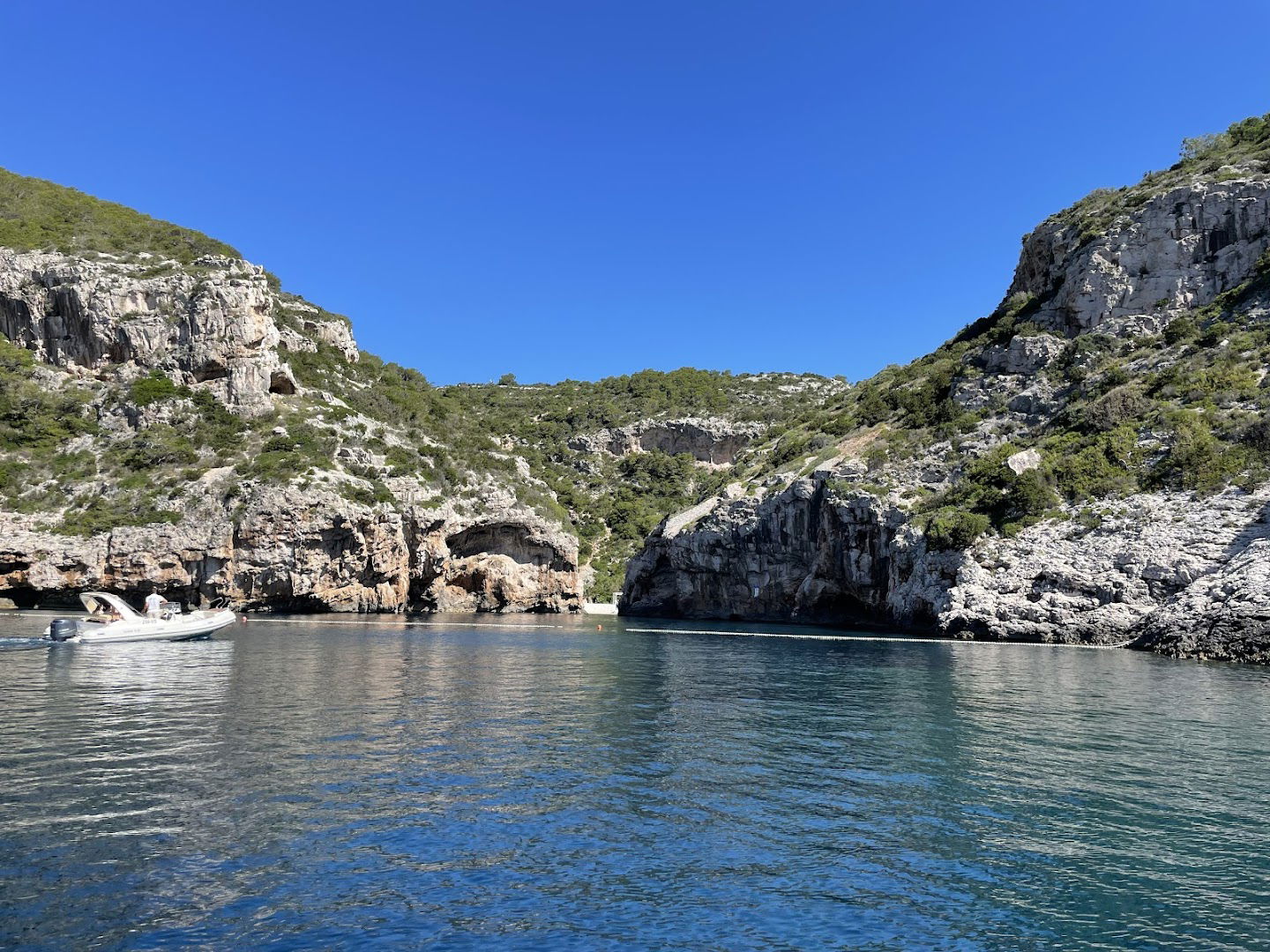 Vis boat excursions & private tours
