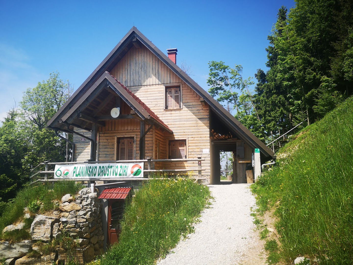 Planinska hut Mrzl'k 971m