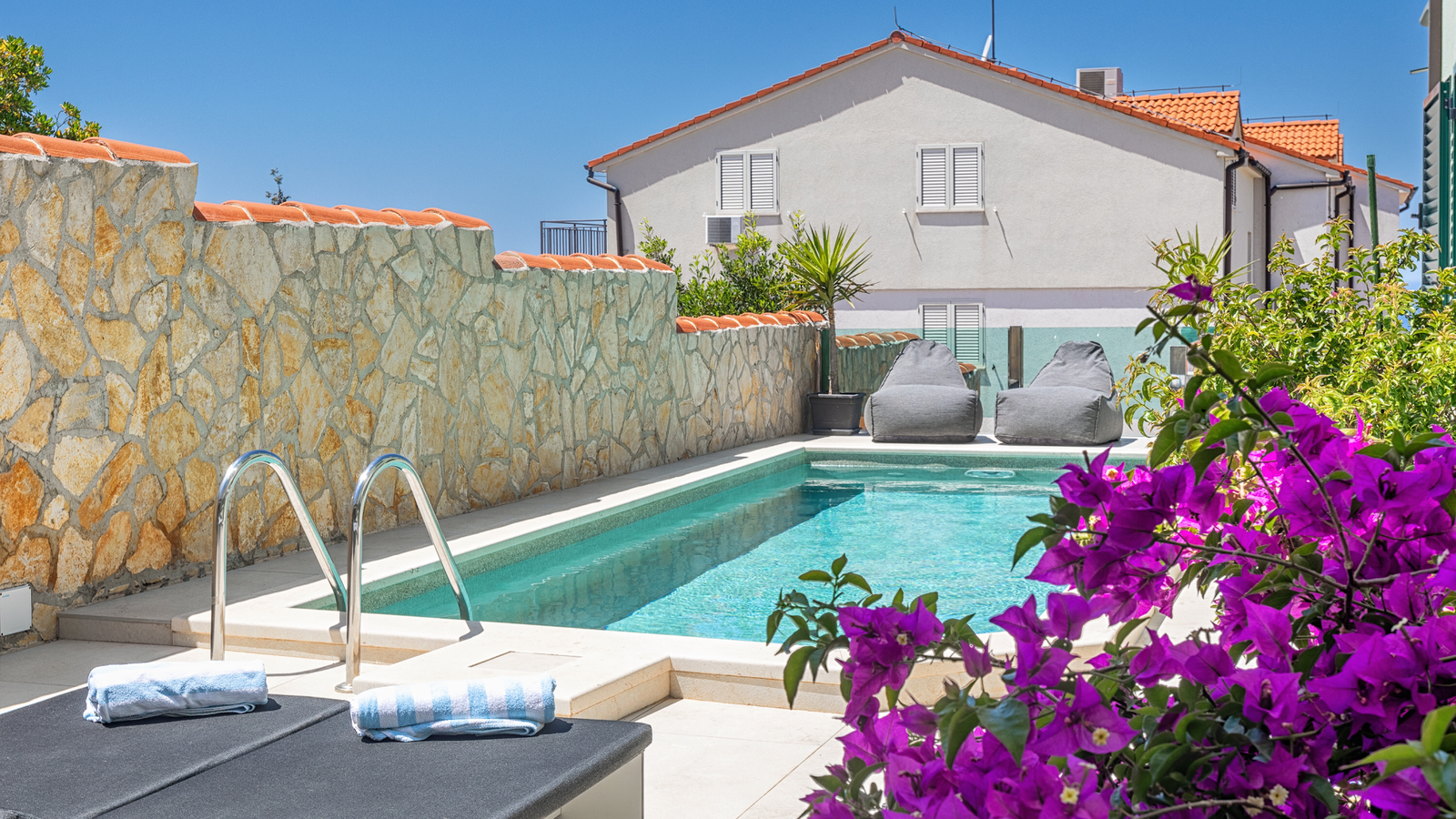 Amos- new apartment with private pool in Hvar