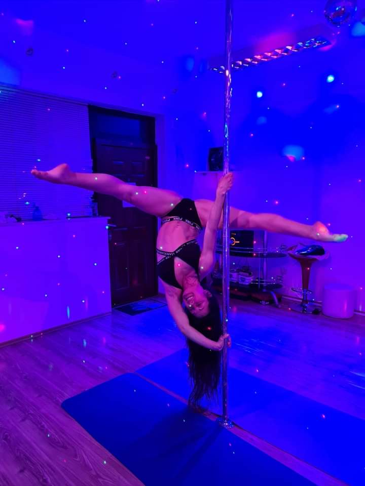 Nina Mrak - Pole Dance Studio