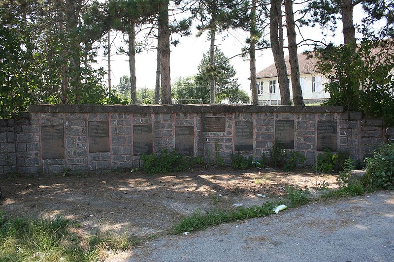 Spomenik u centru sela