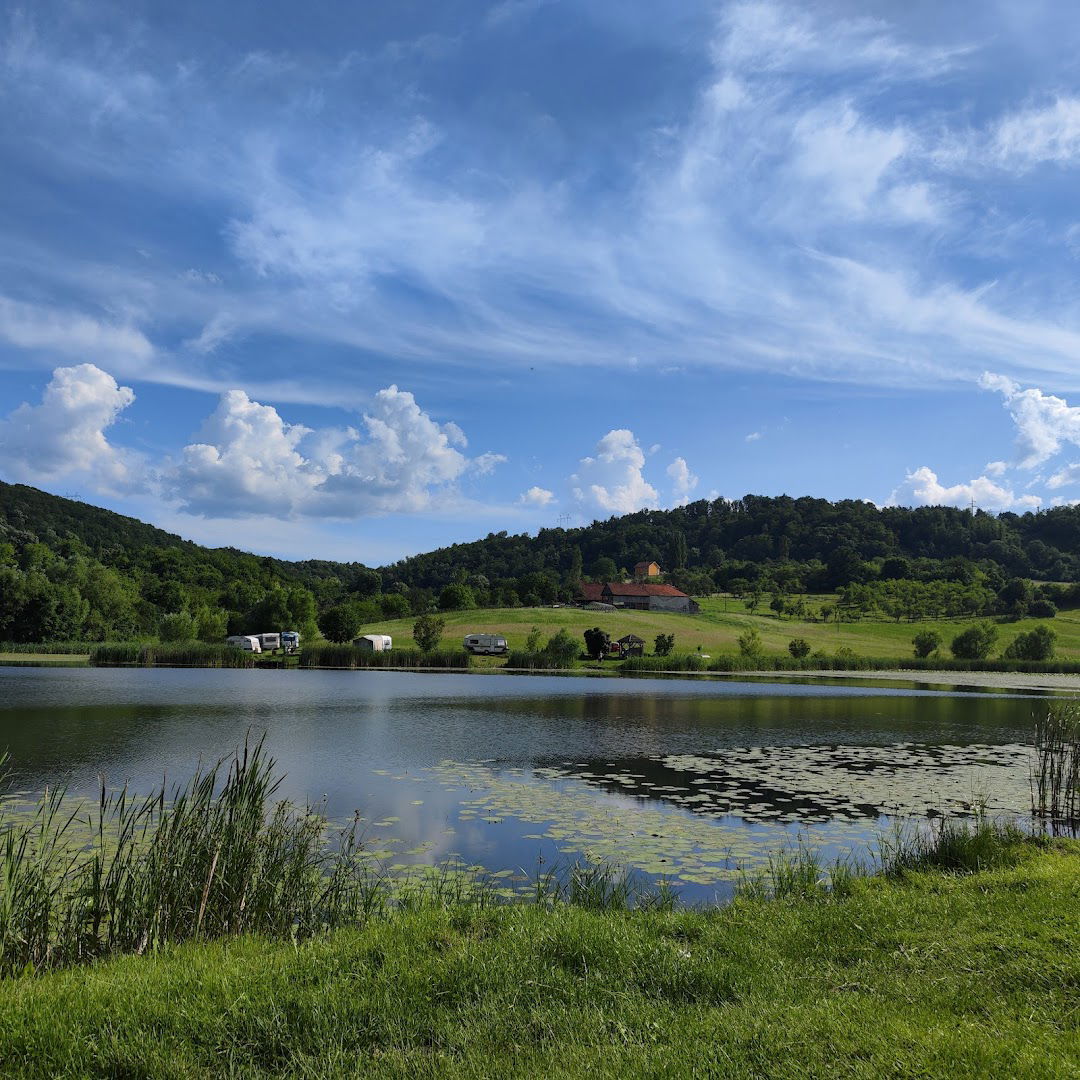 Petničko Lake