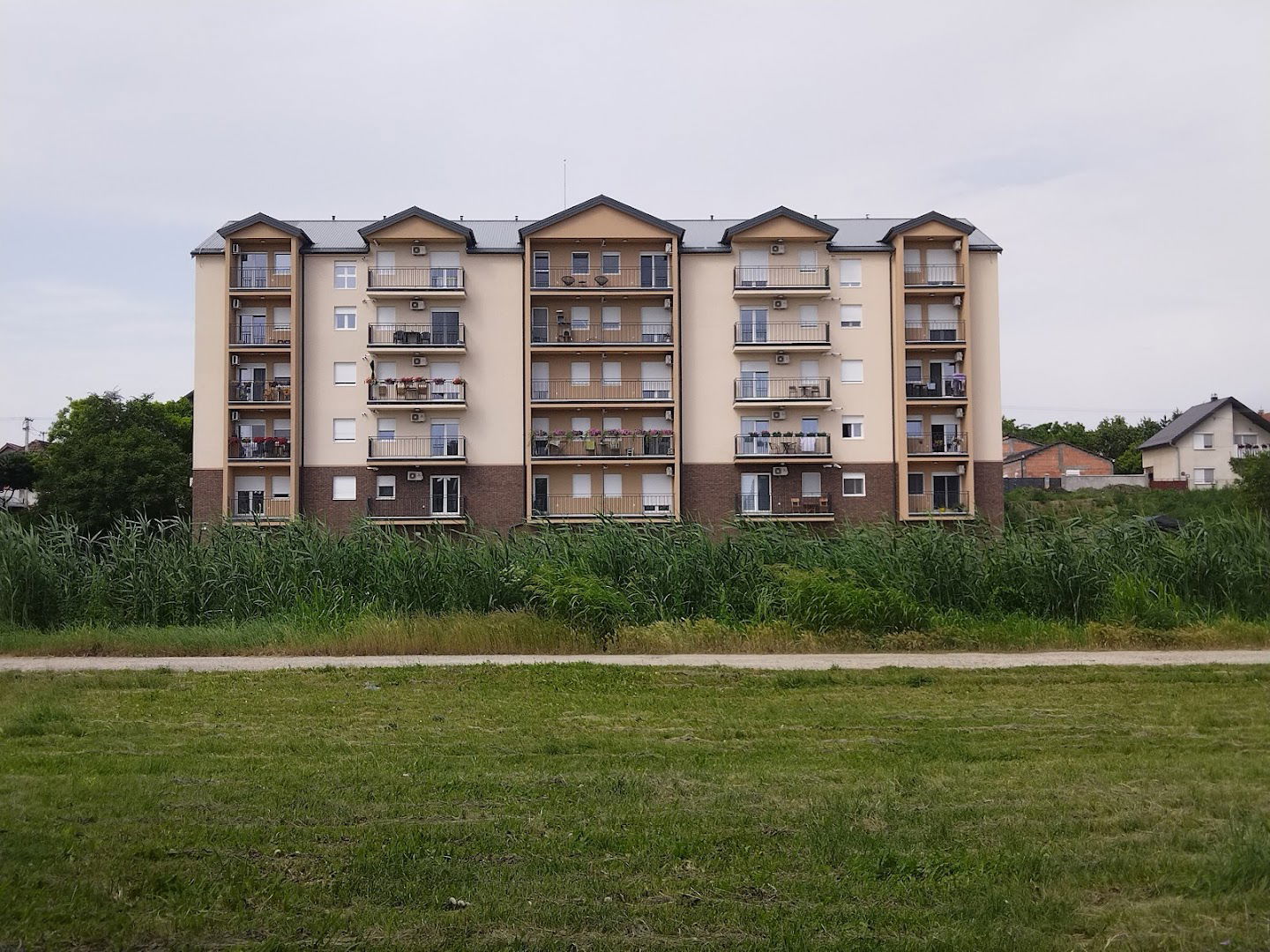 Grmeč-In stambena zgrada Golubinačka